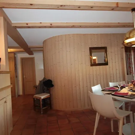 Spacious & Central 5 Bd Apt 公寓